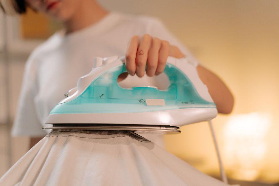 Hainele tale au un aspect neîngrijit și șifonat deși abia le-ai spălat? Află cum să le întreții pentru a arăta fresh cât mai mult timp!