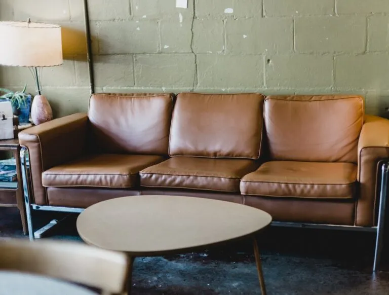 Cum să Îți Găsești Mobila Vintage Perfectă la Piețele de Vecche Photo Vintage furniture