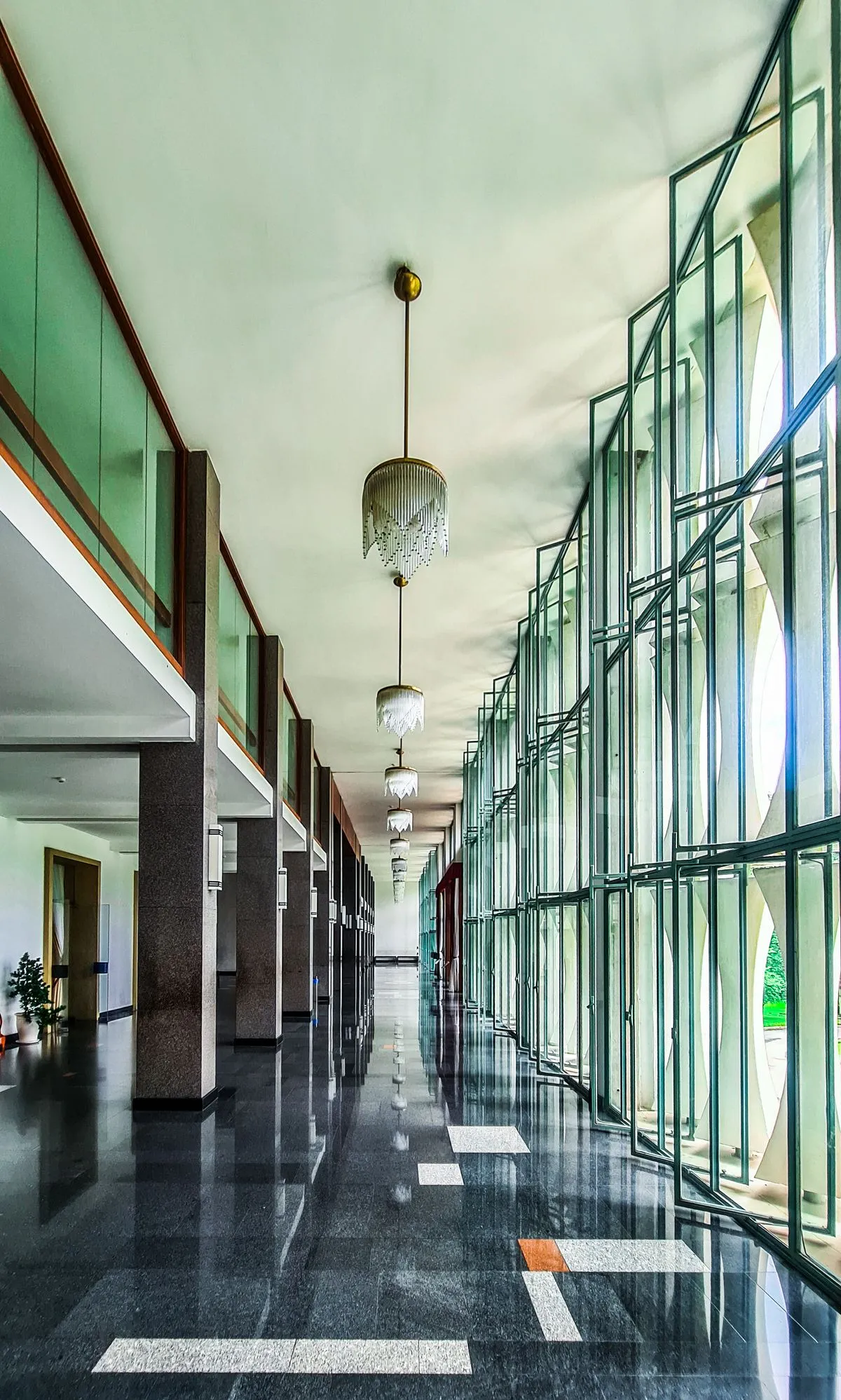 Bufet interbelic din lemn închis lângă un perete alb, într-un living minimalist