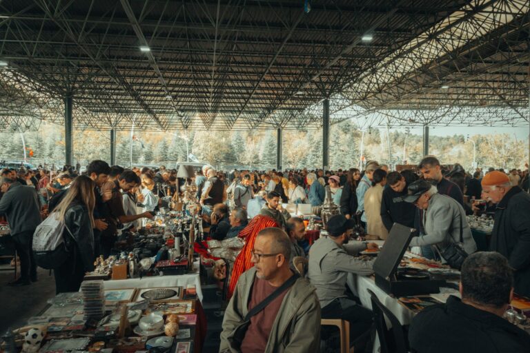 Interior de conac vechi, cu scară de lemn și mobilier de epocă
