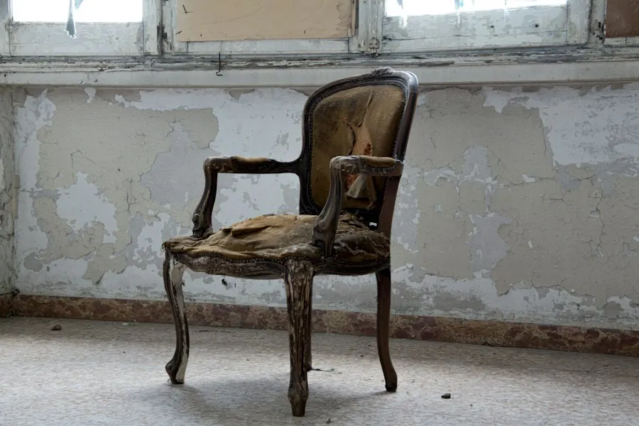 Photo old furniture restoration mistakes